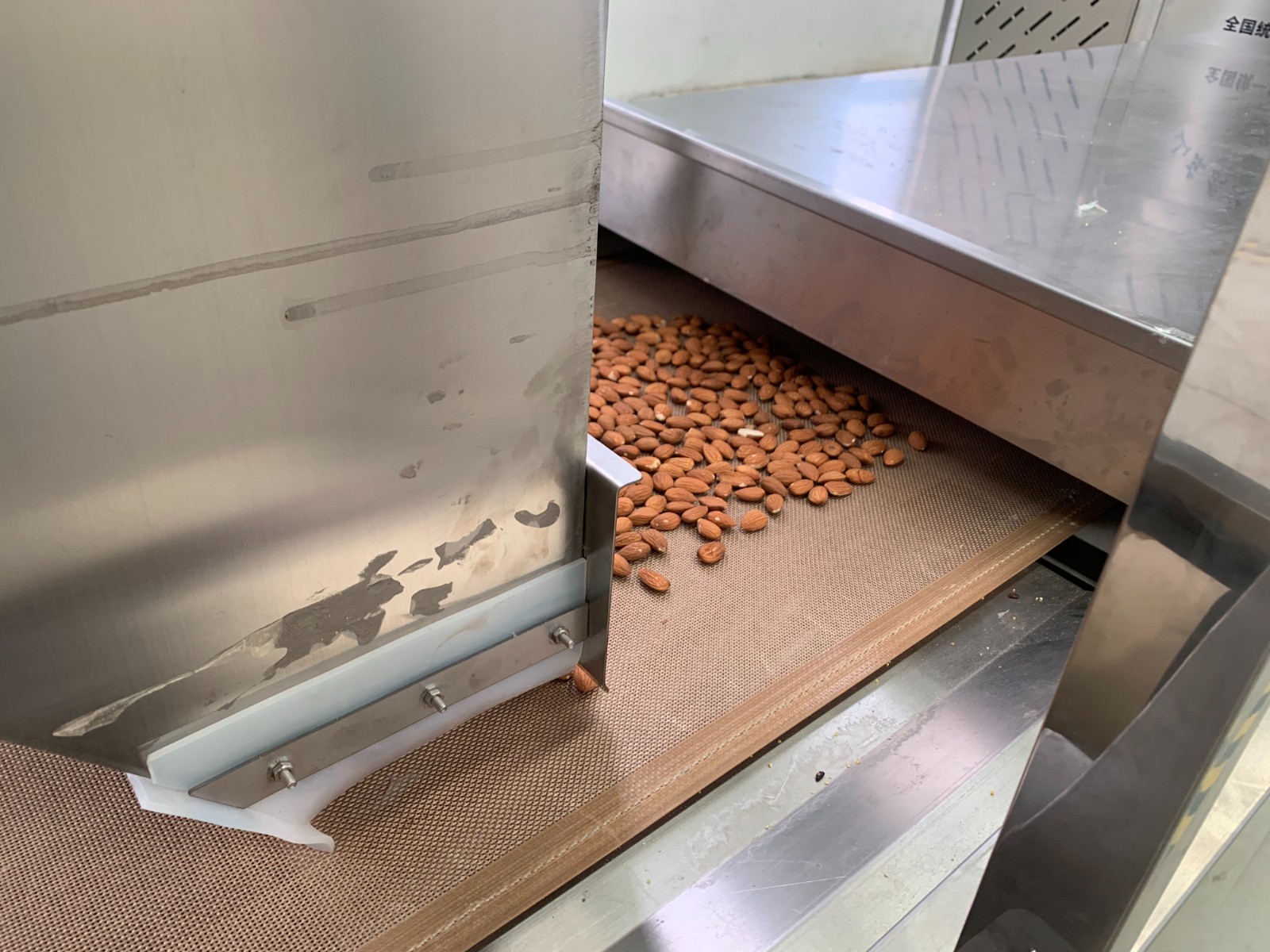坚果微波烘烤设备大大提高生产速度