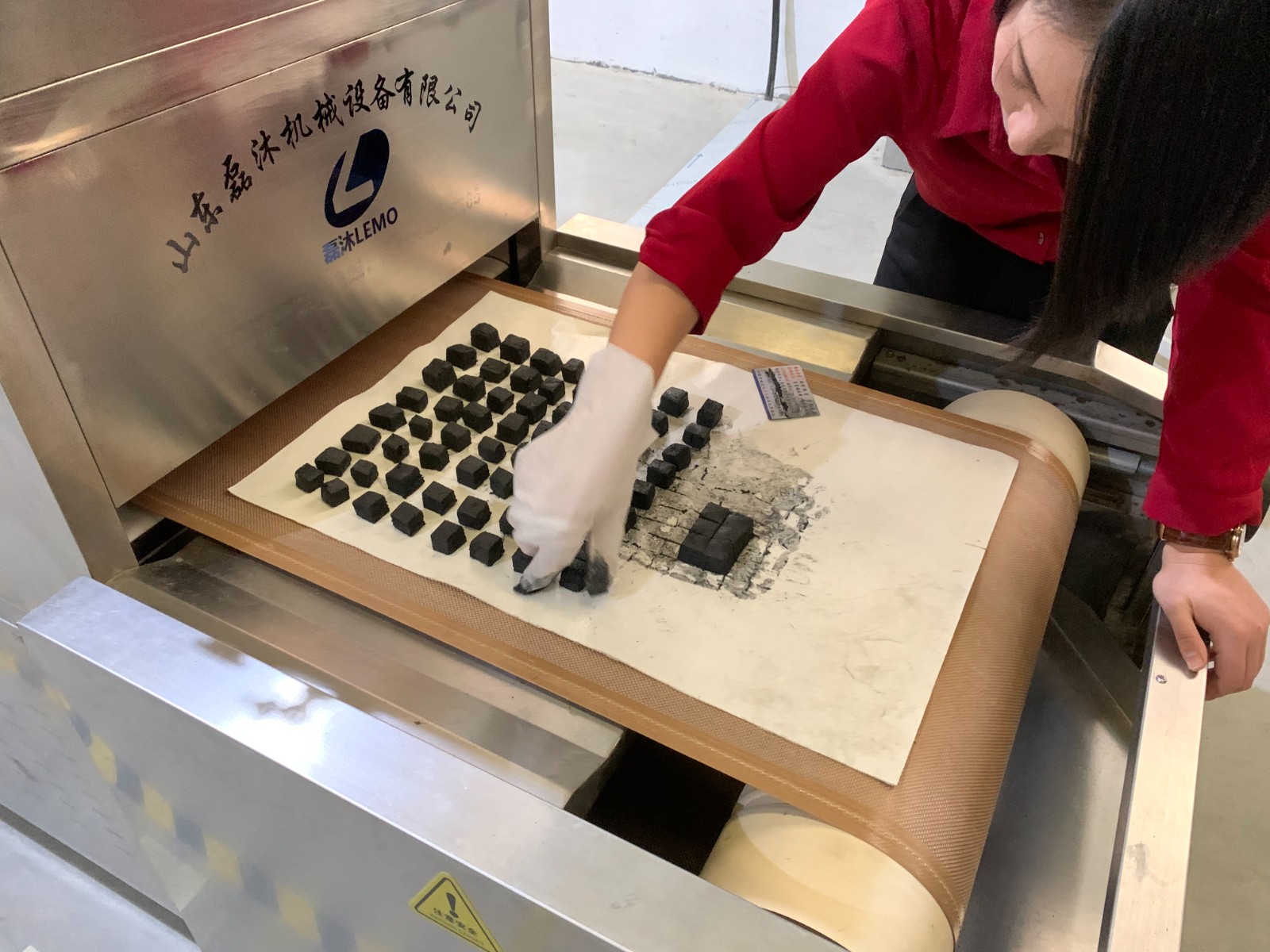 块状石墨烘干定型操作起来非常简单