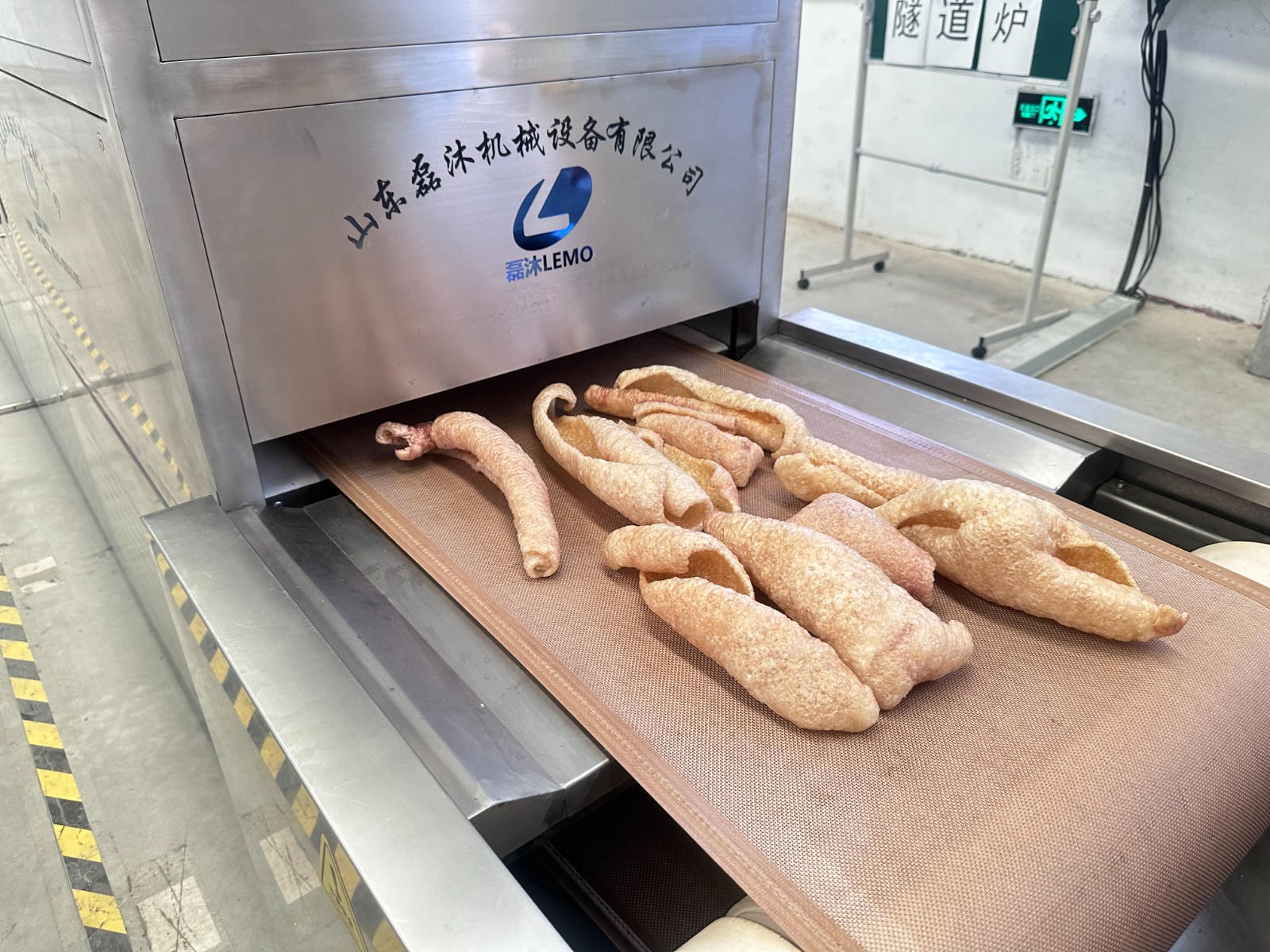 微波设备为什么能快速连续膨化猪皮