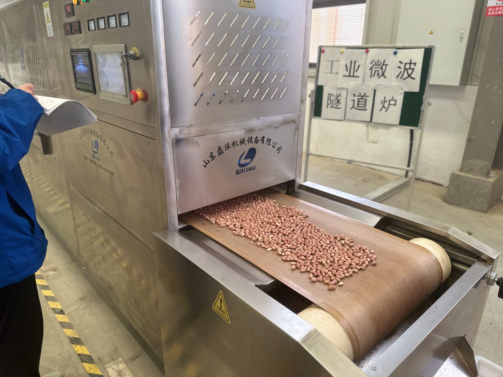 How does peanut microwave baking equipment achieve oil-free and healthy baking