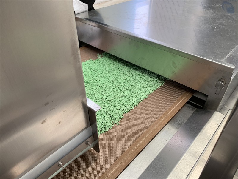 Microwave equipment batch drying cat litter technology