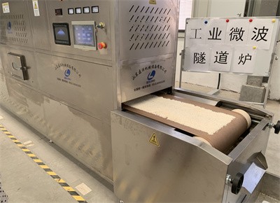 The sesame seeds cooked by microwave equipment have a strong aroma 