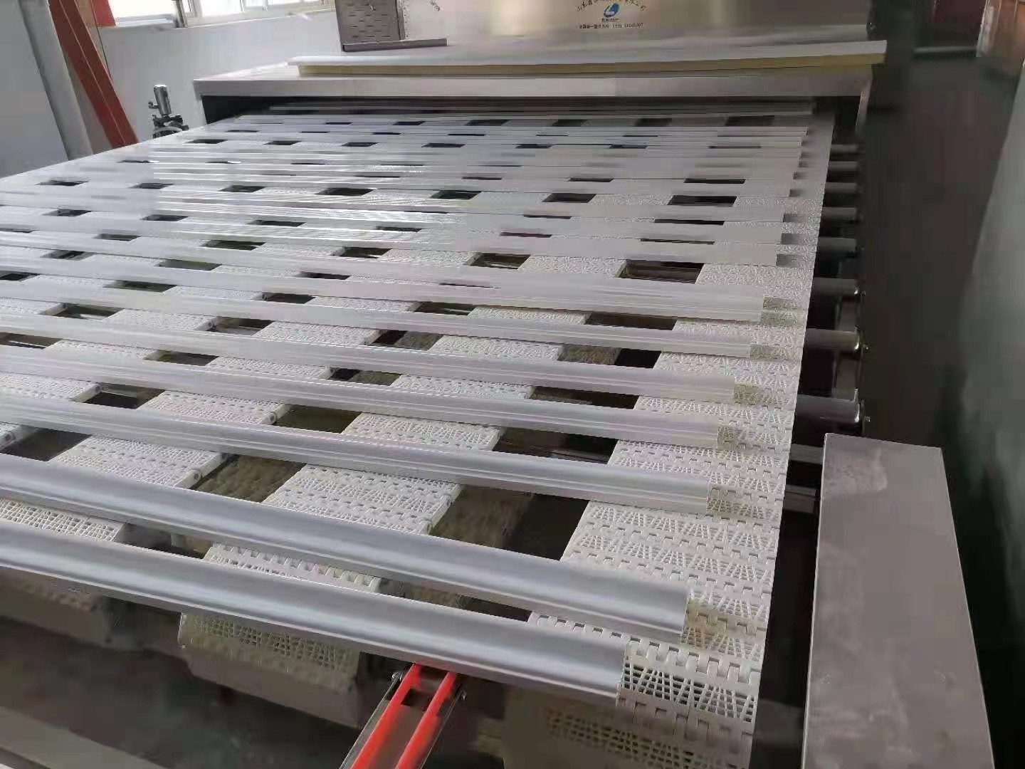 After spraying, gypsum lines can be dried and shaped in microwave equipment