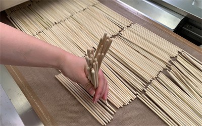 Microwave equipment can effectively remove moisture inside wooden chopsticks