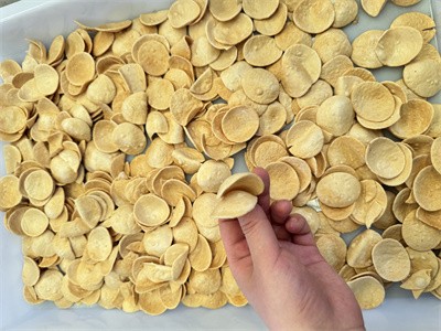 How does microwave equipment make potato chips puff？