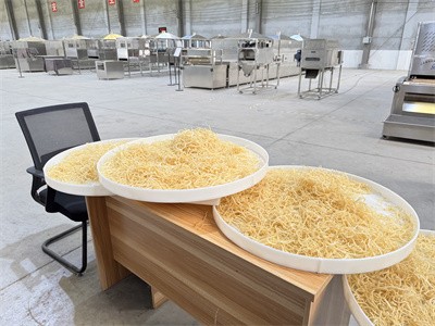 What issues should be noted when using microwave equipment to puff pork skin