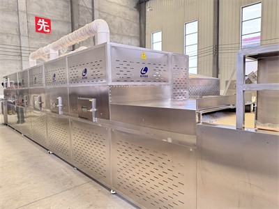 Baking glutinous rice using microwave equipment