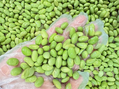 Microwave baked crispy green bean snacks