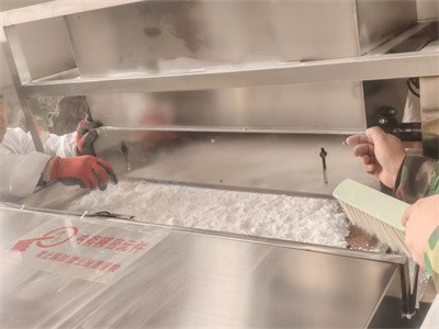What properties of chemical powders cannot be dried in a microwave tunnel oven