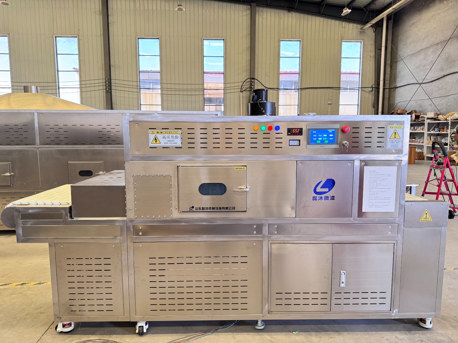Small continuous microwave heating equipment for boxed meals