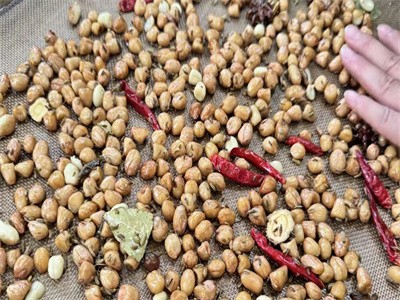 Can peanuts and spices be baked simultaneously