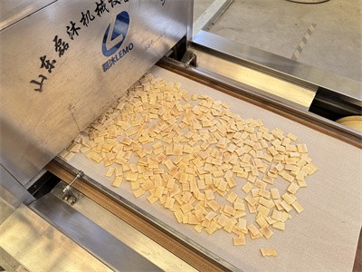 Why do snacks become crispy again after being softened by microwave drying?？